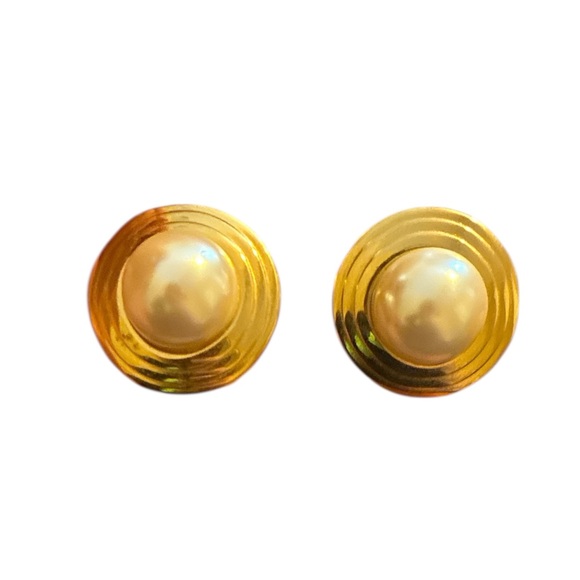 Vintage Jewelry - ✨ 3/$15 ✨ Gold Tone Pearl Clip On Earrings
